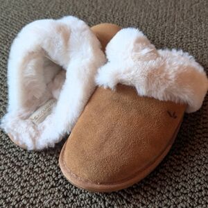 Koolaburra Tan and White Women's Slippers